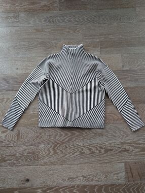 Tahari Black & White Stripe Turtleneck Sweater Size Small